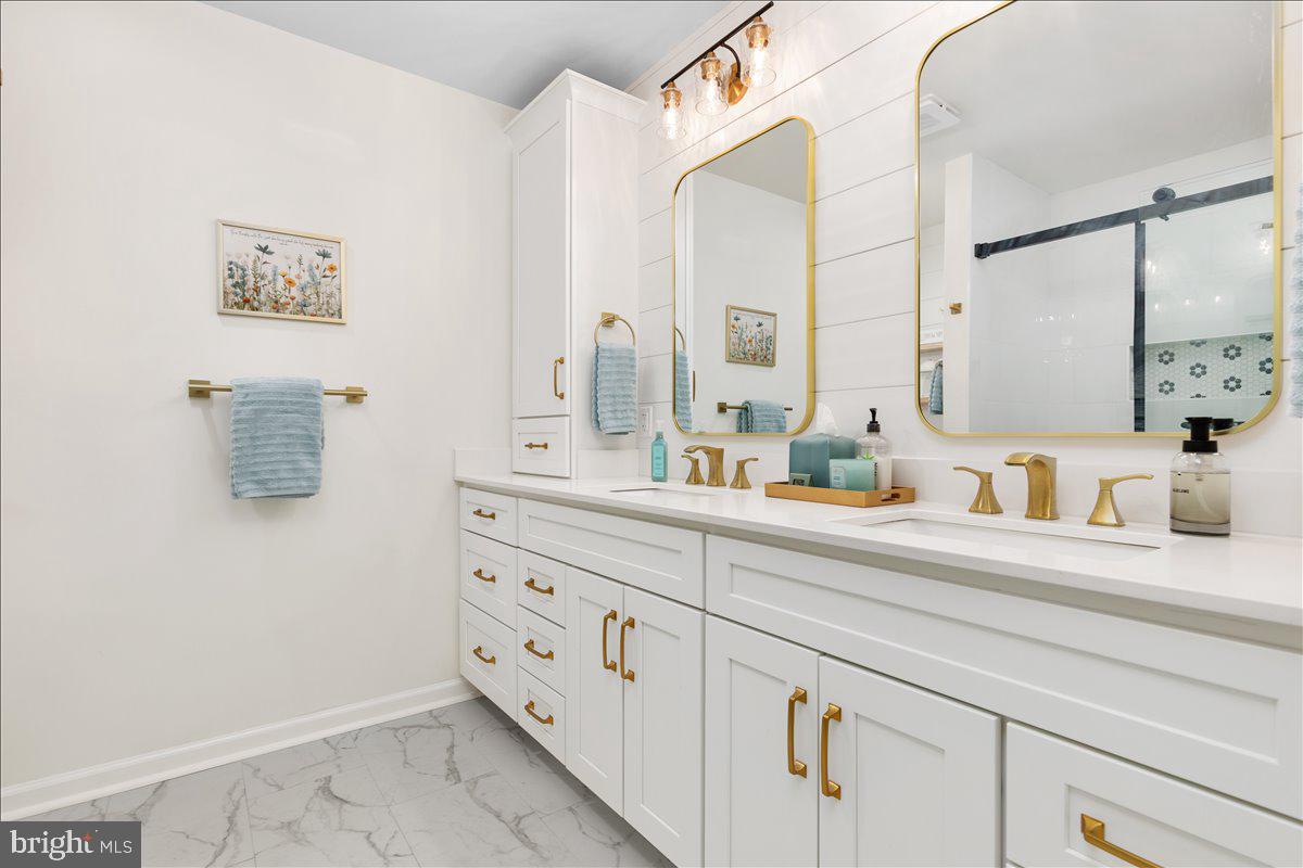 129 Old Wagon Road Winchester, VA 22602 - Photo 19 of 59 a bathroom with a sink and a mirror