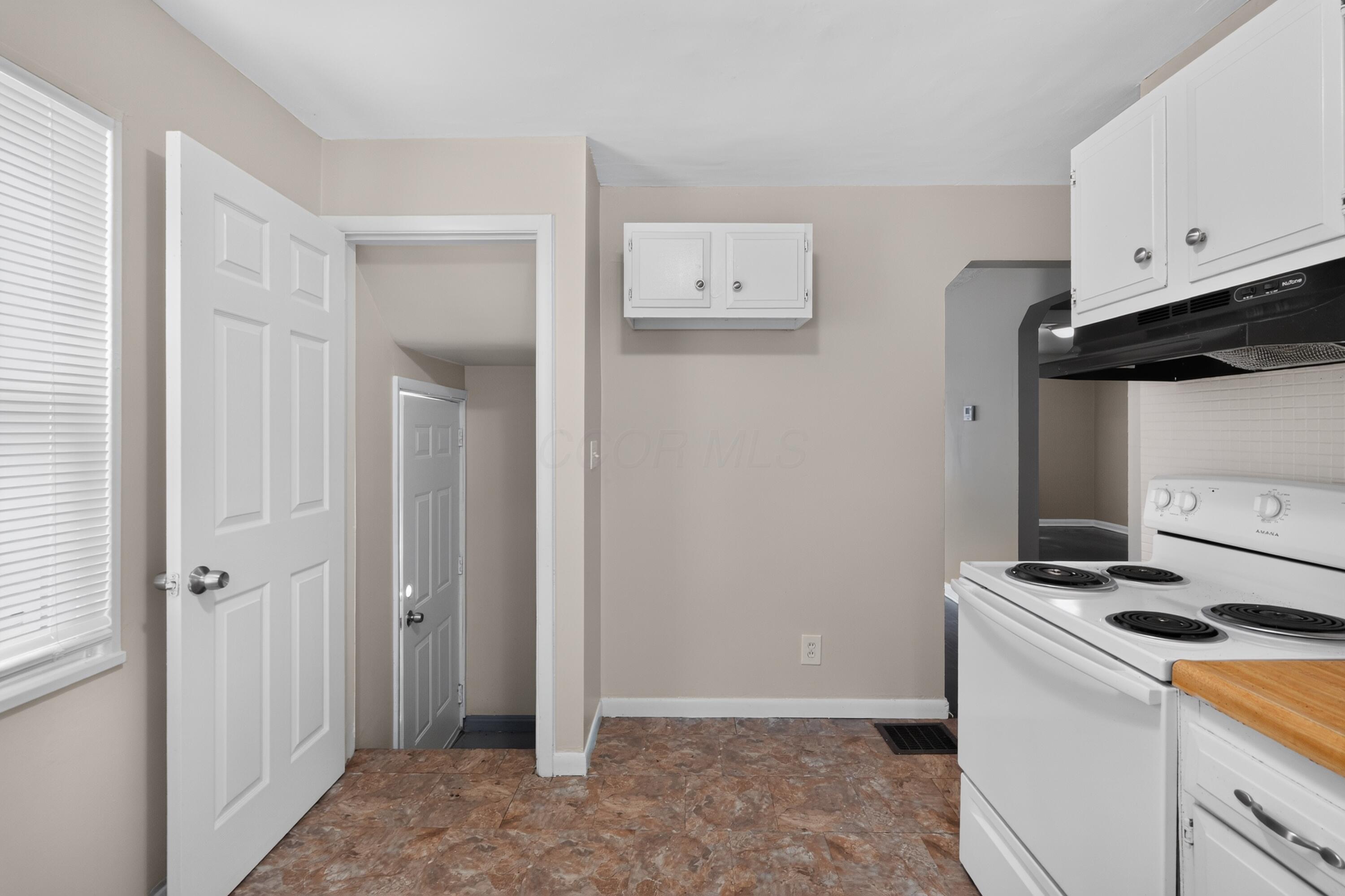 852 South Hampton Road Columbus, OH 43227 - Photo 11 of 31 15_852_S_Hampton_Rd-Kitchen-n-23