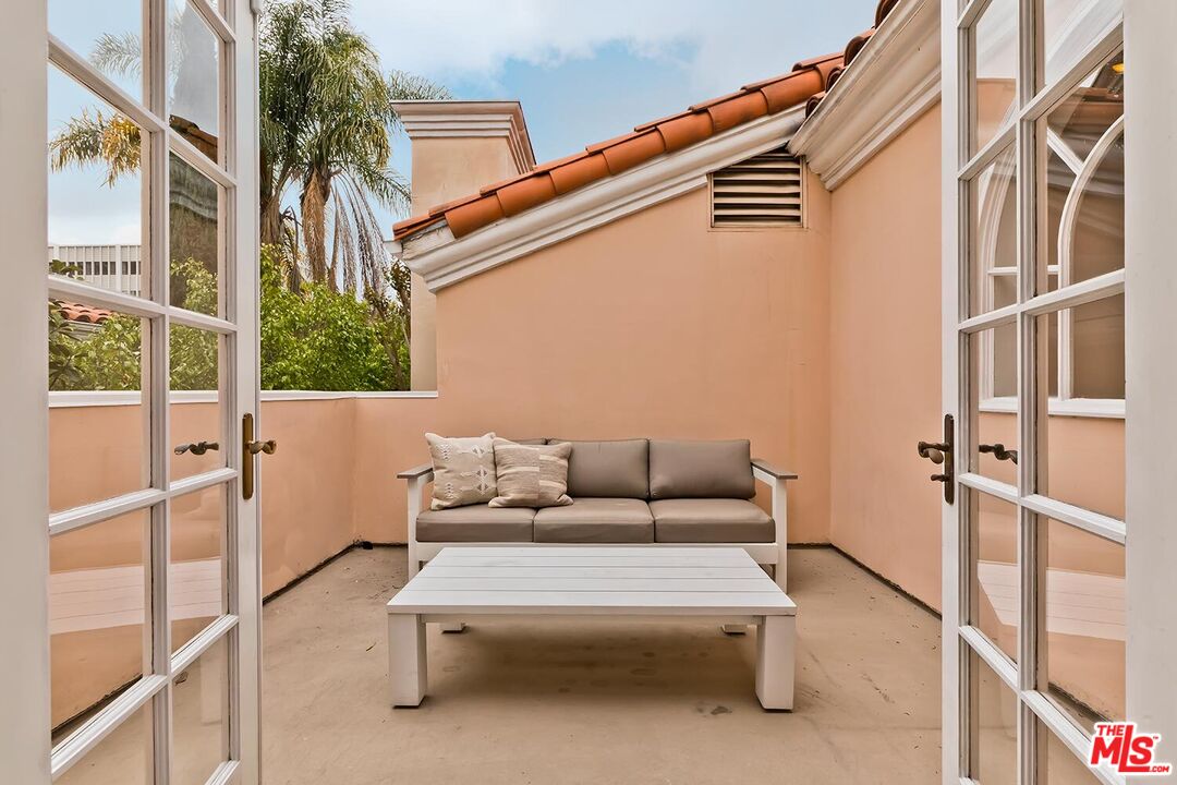 110 North Oakhurst Drive Beverly Hills, CA 90210 - Photo 23 of 29 a balcony with furniture