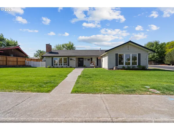 $379,900 | 820 East Pine Avenue, Hermiston, OR 97838