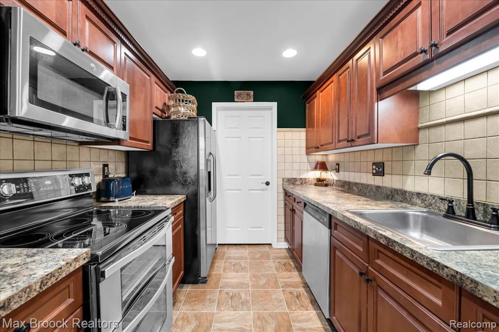 41 North Squirrel Road Auburn Hills, MI 48326 - Photo 9 of 19