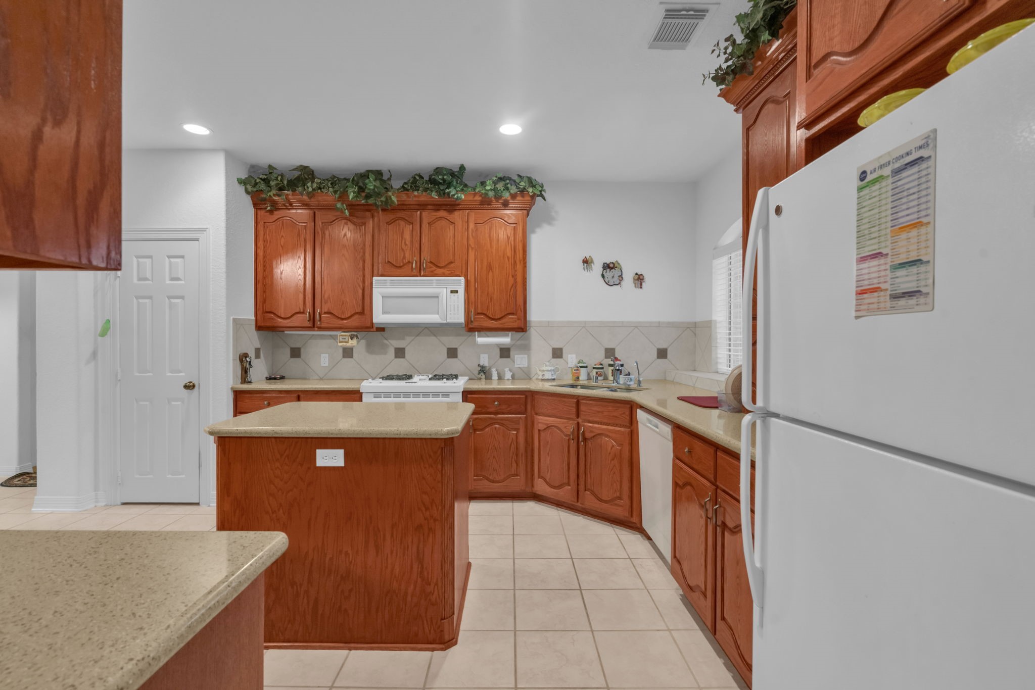 15501 Victoria's Way Montgomery, TX 77316 - Photo 6 of 36 Kitchen entry