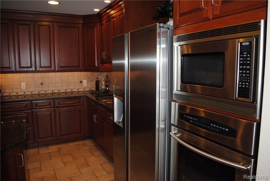 667 Camden Court Rochester, MI 48307 - Photo 7 of 34 Kitchen 2.JPG