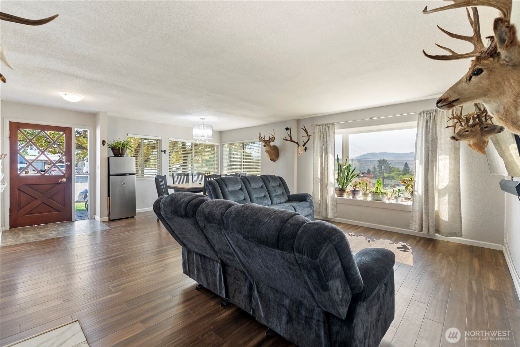 519 Locust Street Omak, WA 98841 - Photo 11 of 33 a living room with furniture and a large window