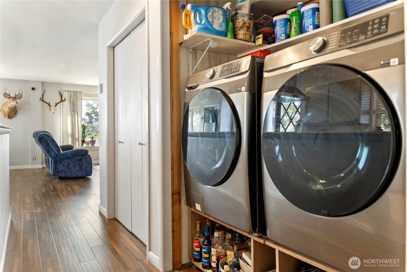 519 Locust Street Omak, WA 98841 - Photo 20 of 33 a view of livingroom with washer and dryer