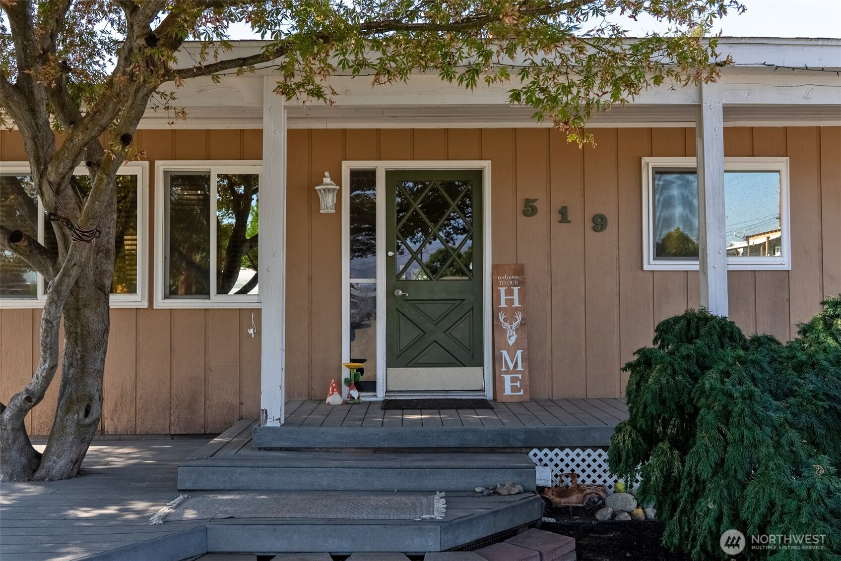 519 Locust Street Omak, WA 98841 - Photo 2 of 33 a front view of a house with a yard