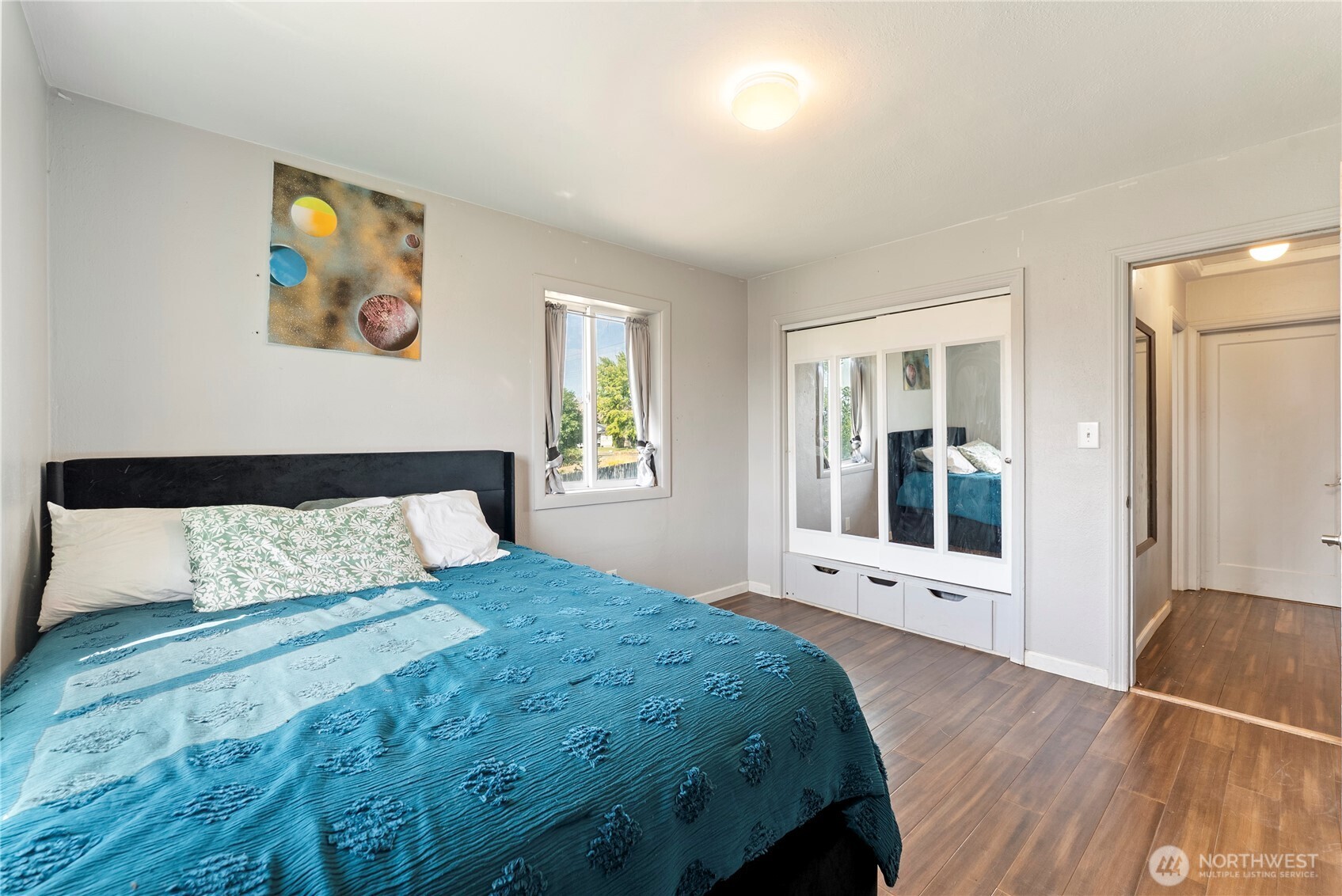 519 Locust Street Omak, WA 98841 - Photo 26 of 33 a bedroom with a large bed and a window