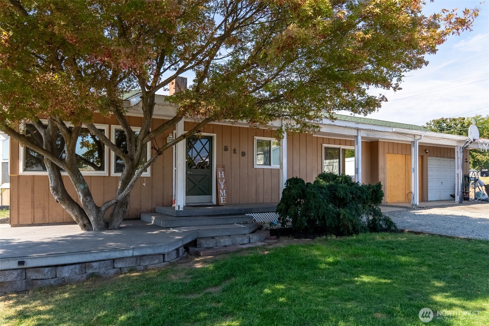519 Locust Street Omak, WA 98841 - Photo 3 of 33 a front view of house with a garden