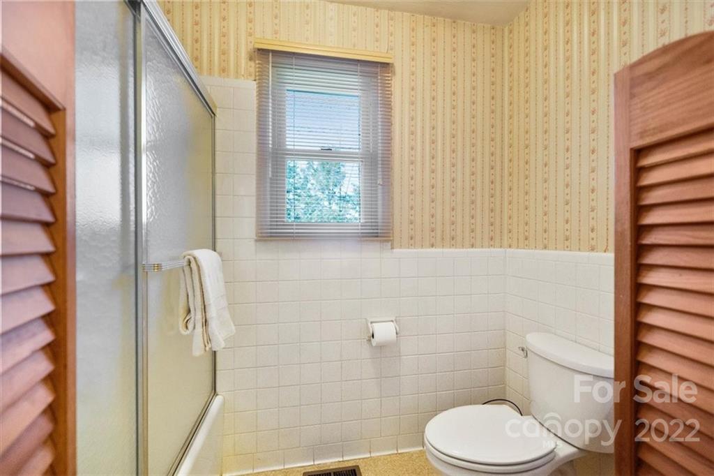 1552 Allen Lane Conover, NC 28613 - Photo 24 of 38 a bathroom with a toilet and shower