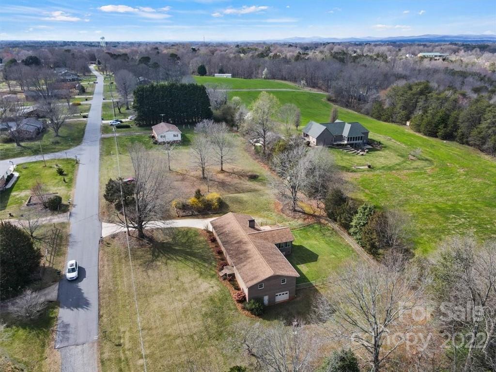 1552 Allen Lane Conover, NC 28613 - Photo 37 of 38 a view of a garden with mountain