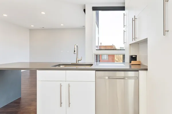 $5,400 | 3301 North Sheffield Avenue, Unit 402, Chicago, IL 60657
