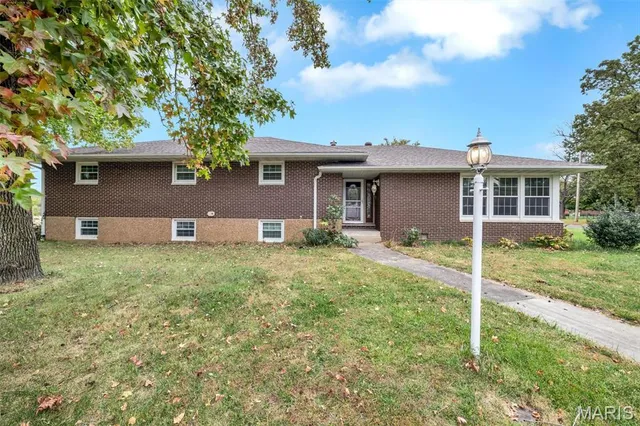 $374,900 | 1110 Cardinal Drive, East Alton, IL 62024