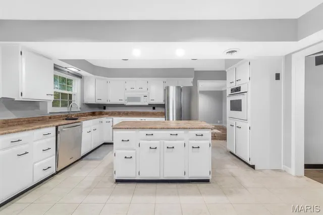 $374,900 | 1110 Cardinal Drive, East Alton, IL 62024