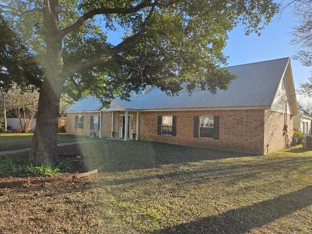 $2,500 | 710 North Avenue C, Elgin, TX 78621