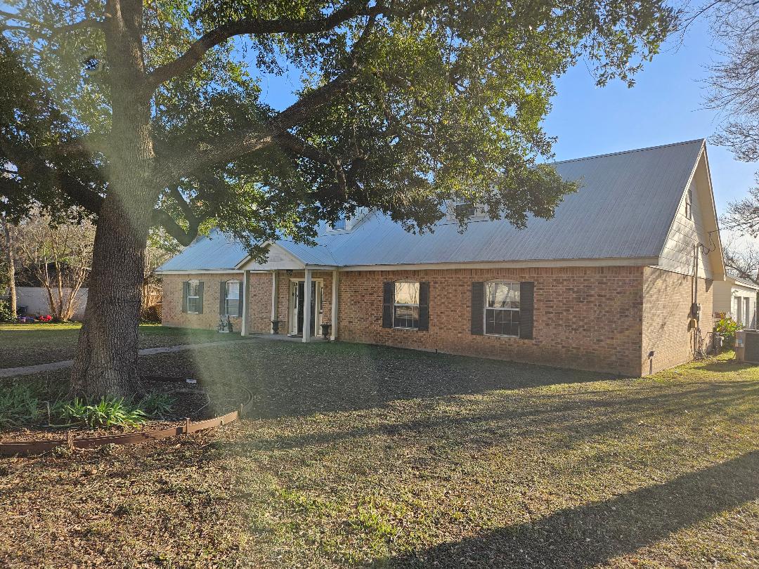 710 North Avenue C Elgin, TX 78621 - Photo 2 of 32 Front of home