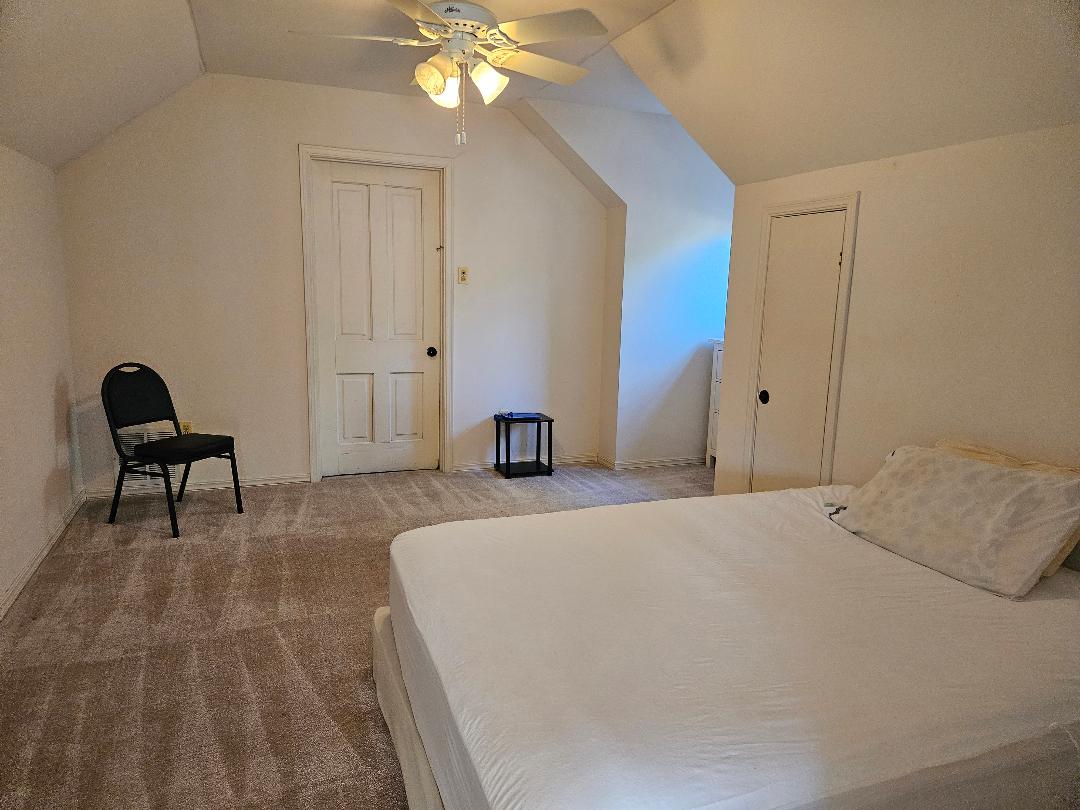 710 North Avenue C Elgin, TX 78621 - Photo 22 of 32 Fourth bedroom with vaulted ceiling and ceiling fan