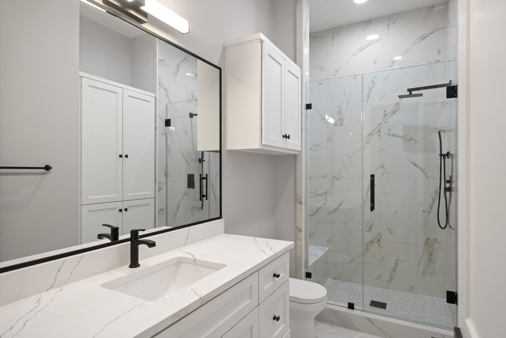 2046 MacArthur Street Houston, TX 77030 - Photo 32 of 39 En-suite bath for Bedroom 3