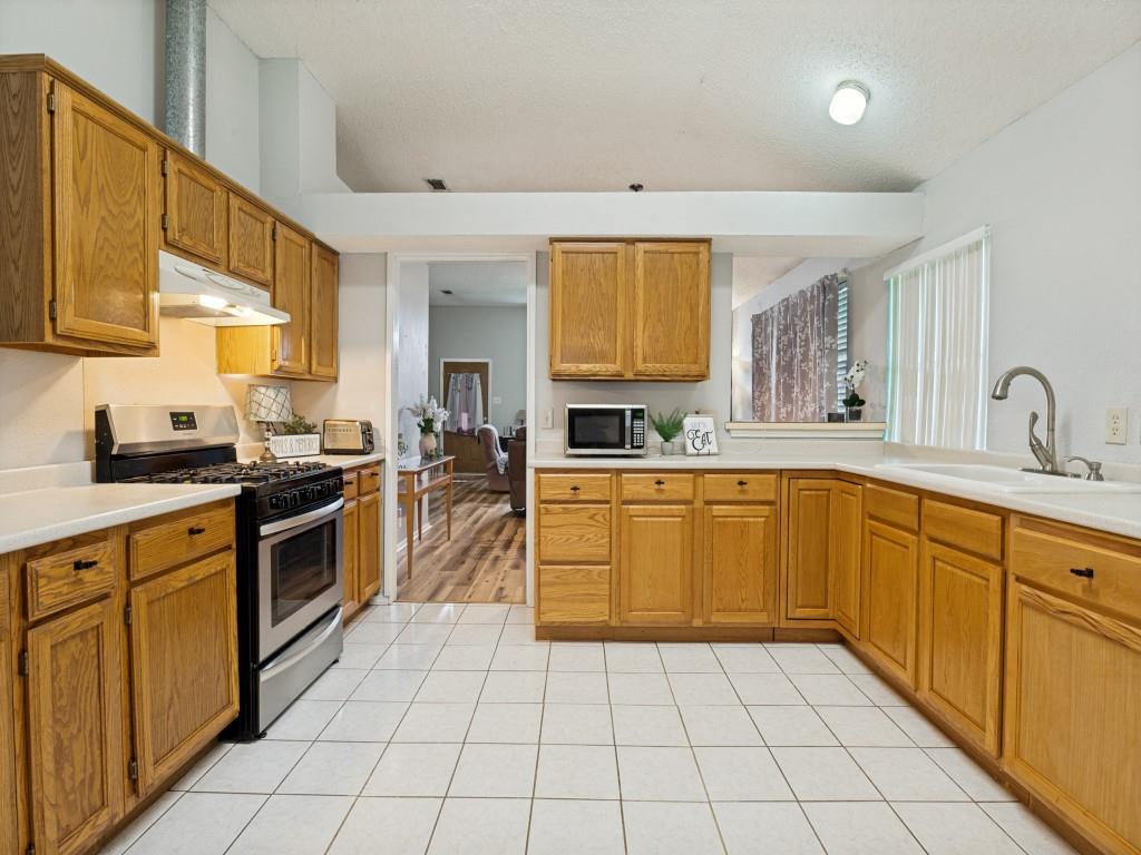 3605 Royal Valley Road Grand Prairie, TX 75052 - Photo 7 of 17 Gas stovetop and oven, ample countertops make food prep easy