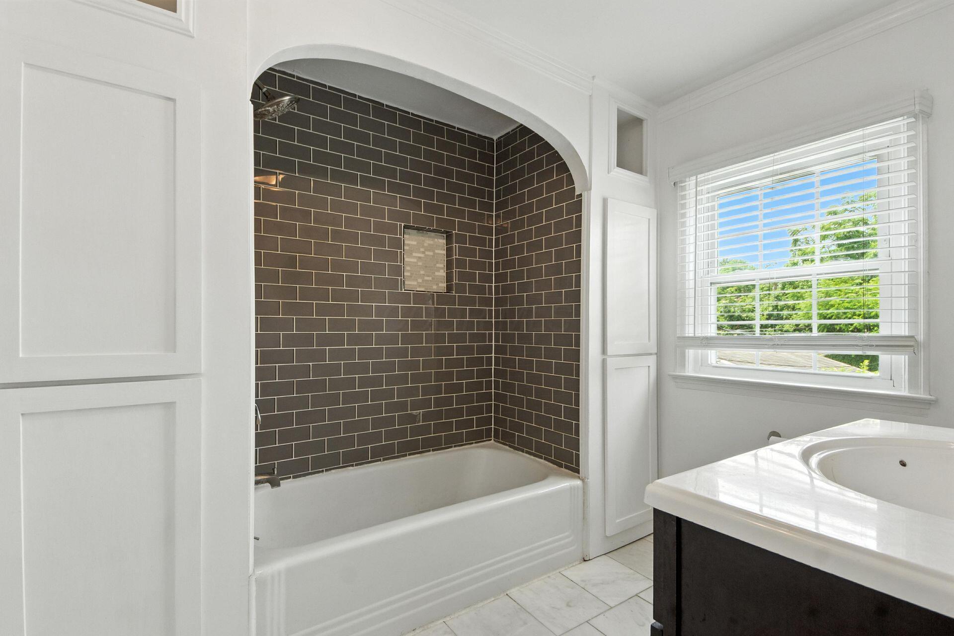 933 Vernon Road Columbus, OH 43209 - Photo 28 of 55 Second Floor Bathroom