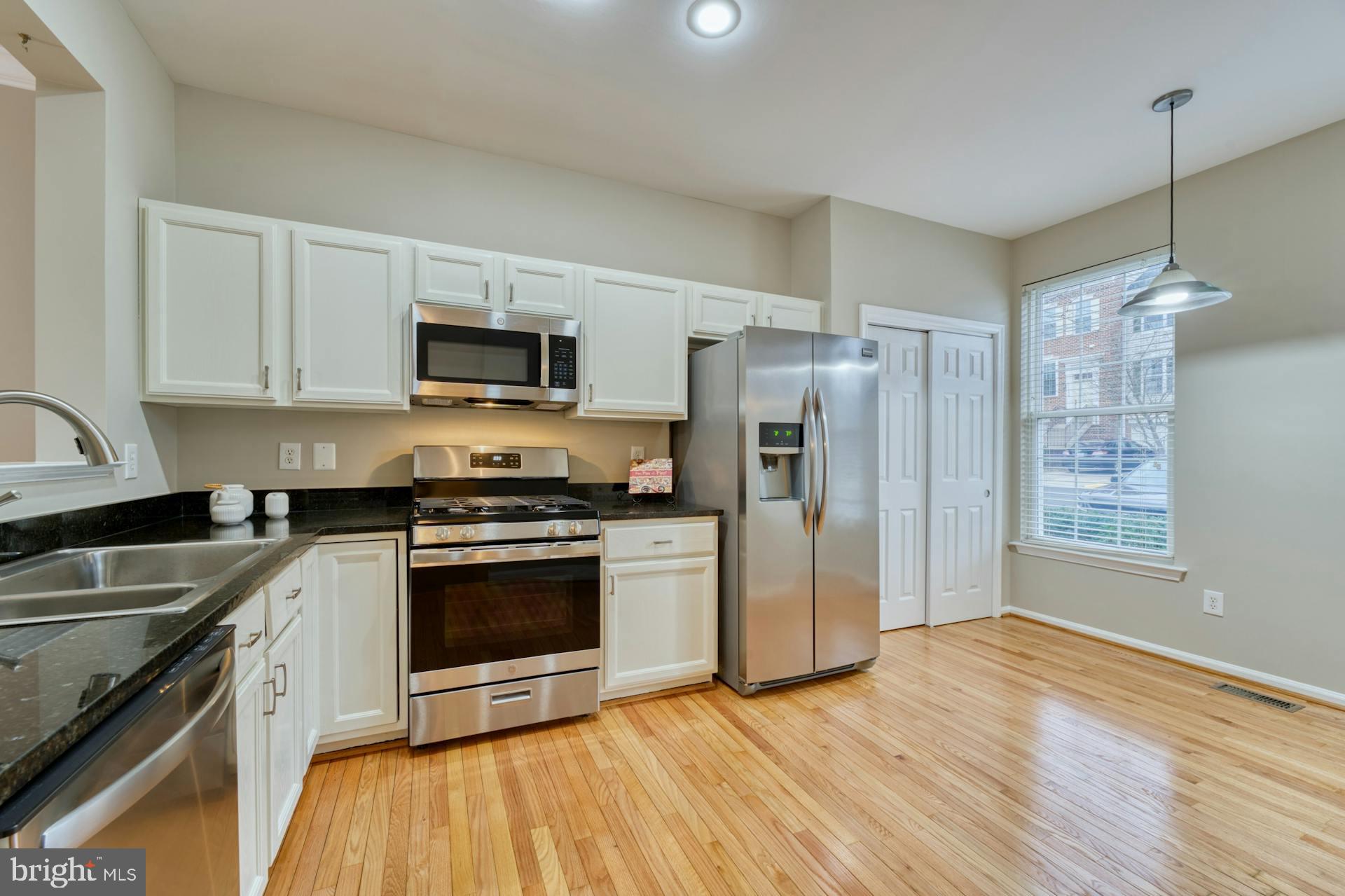 11485 Heritage Commons Way Reston, VA 20194 - Photo 4 of 36 Kitchen with new appliances