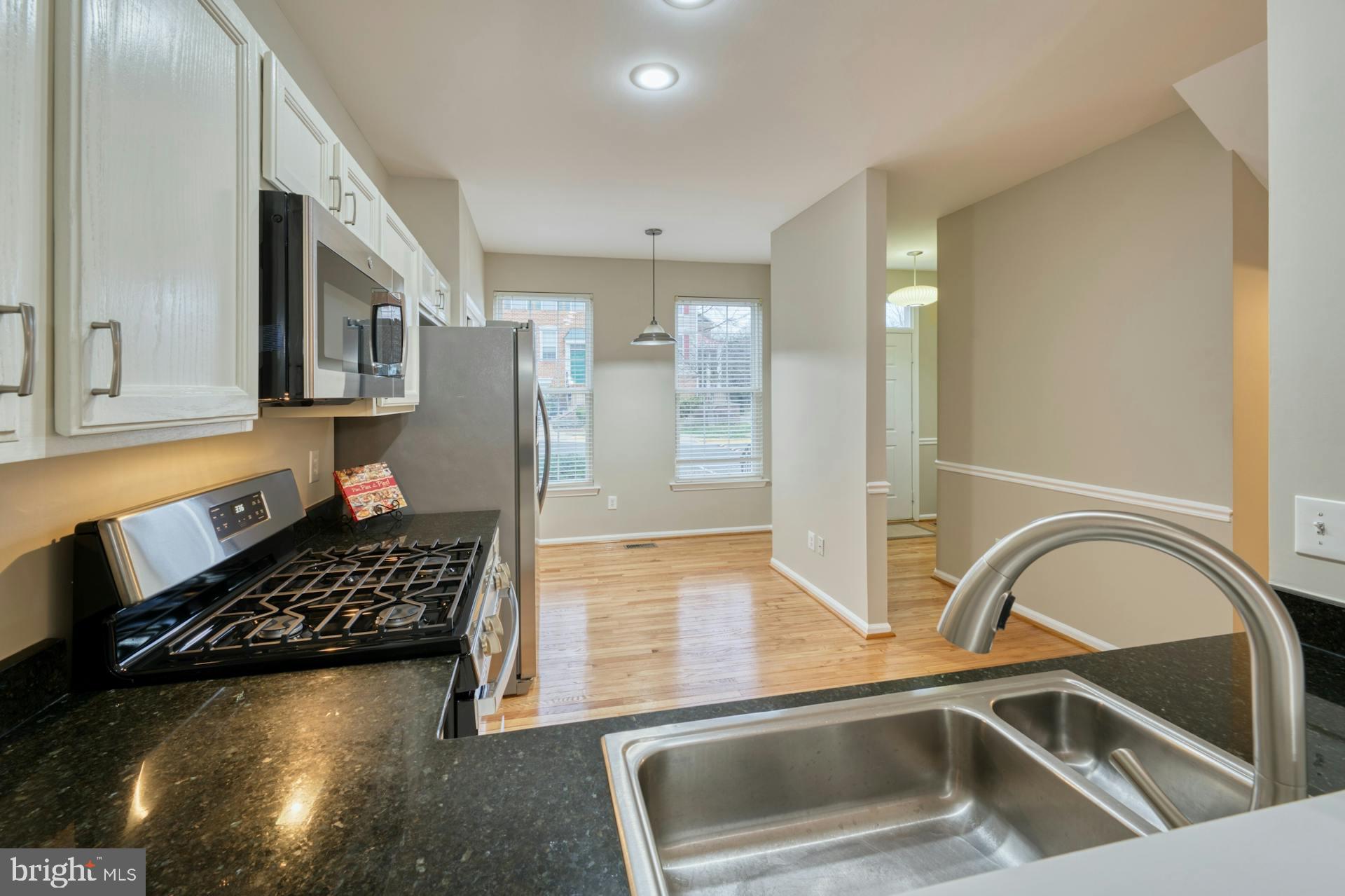 11485 Heritage Commons Way Reston, VA 20194 - Photo 5 of 36 Kitchen