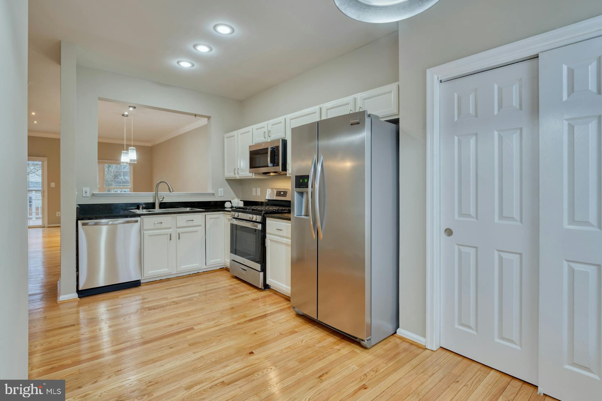 11485 Heritage Commons Way Reston, VA 20194 - Photo 6 of 36 Kitchen