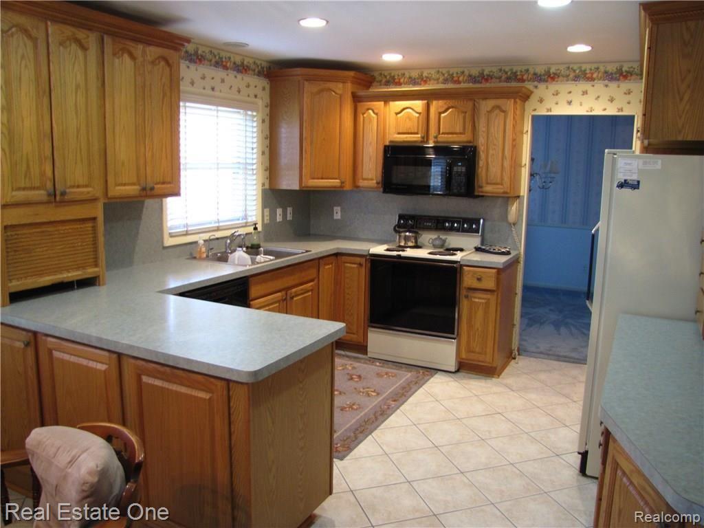 5316 North Georgetown Road Grand Blanc, MI 48439 - Photo 3 of 13 Kitchen.JPG