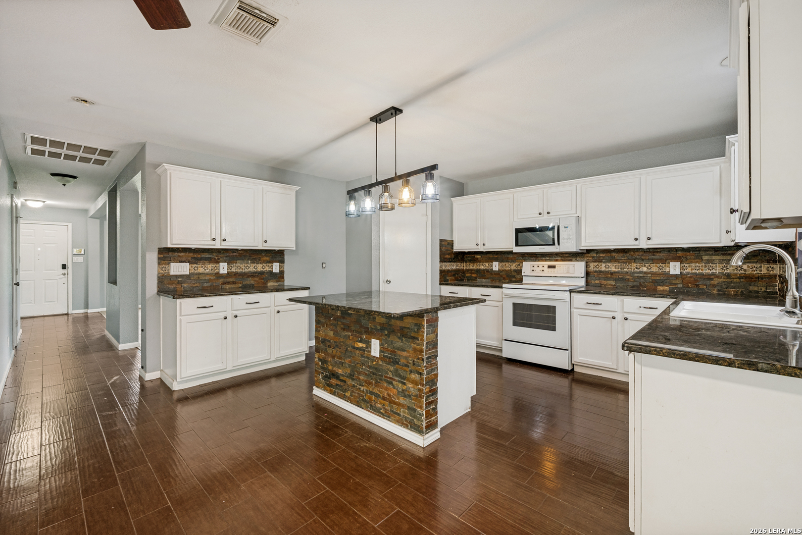 8411 Copperbluff Converse, TX 78109 - Photo 10 of 25