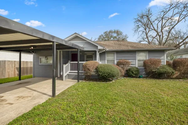 a view of a house with backyard and porch