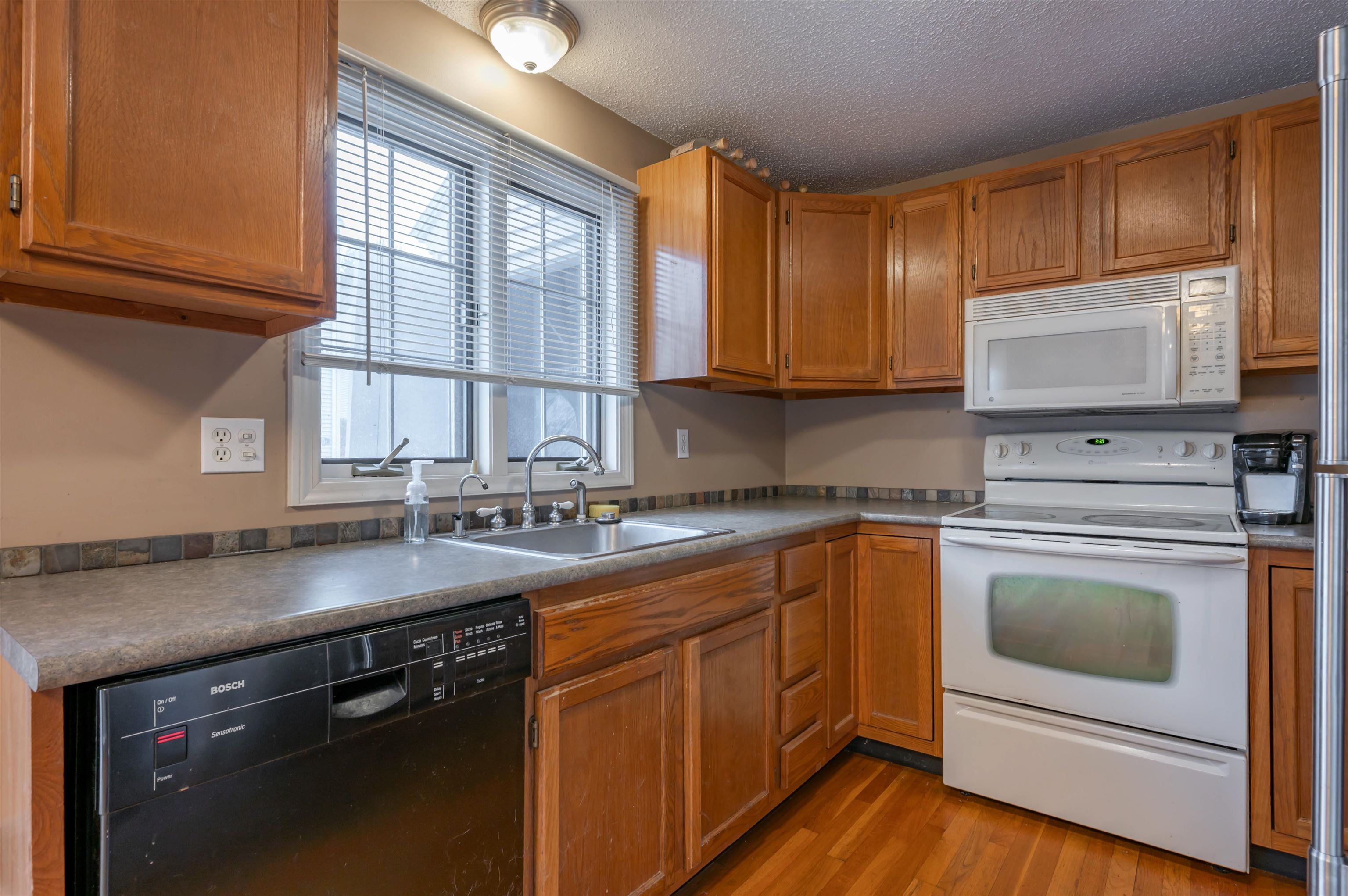 12 Perley Road, Unit 21 Derry, NH 03038 - Photo 5 of 37