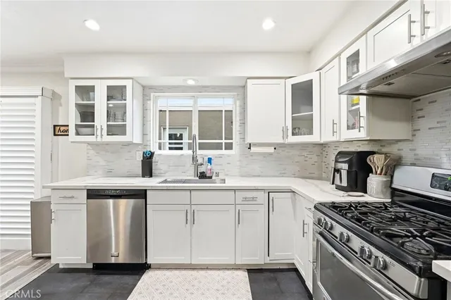 $667,000 | 10220 Zelzah Avenue, Unit 4, Northridge, CA 91325