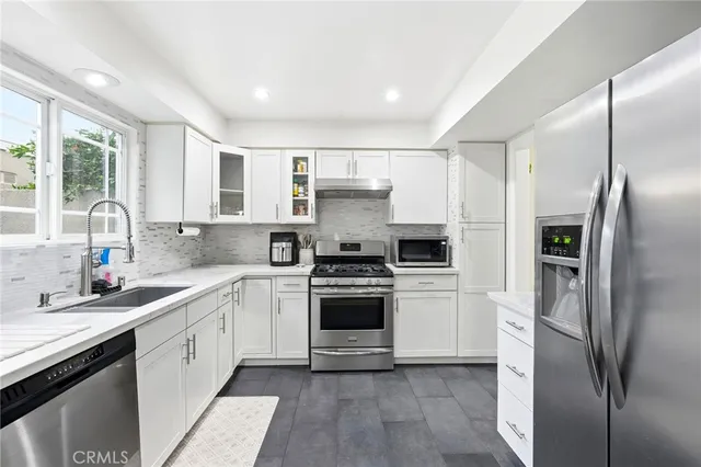 $667,000 | 10220 Zelzah Avenue, Unit 4, Northridge, CA 91325