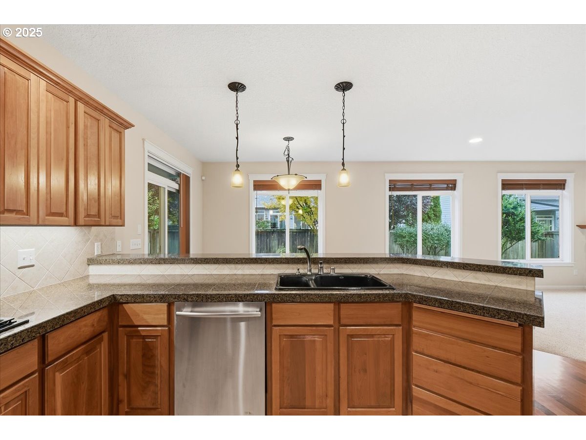 305 Northwest 152nd Street Vancouver, WA 98685 - Photo 15 of 47 Kitchen