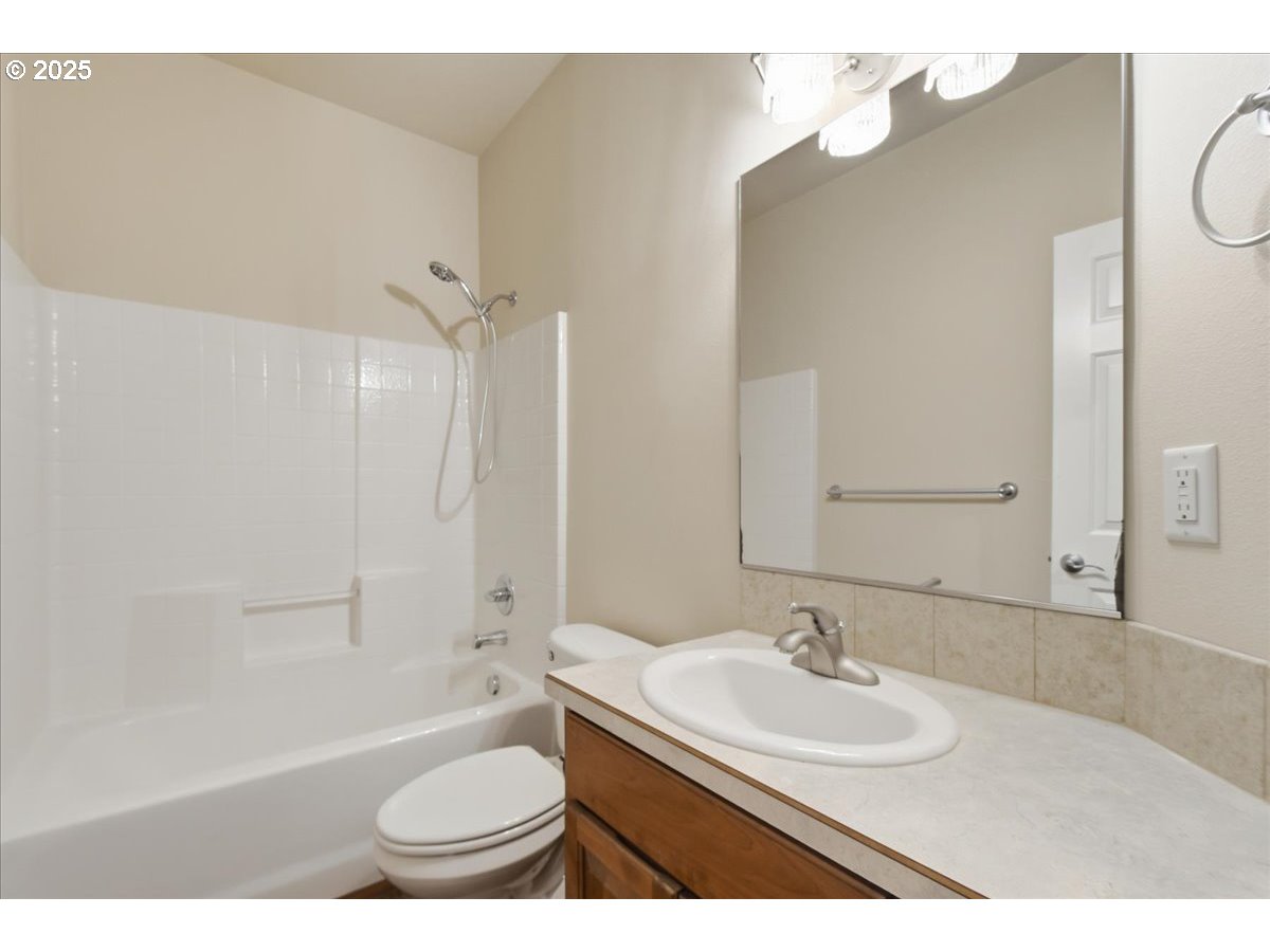 305 Northwest 152nd Street Vancouver, WA 98685 - Photo 21 of 47 Bathroom
