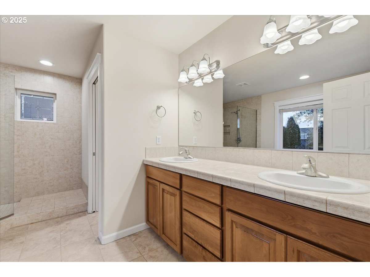 305 Northwest 152nd Street Vancouver, WA 98685 - Photo 30 of 47 Owner's Suite Bathroom