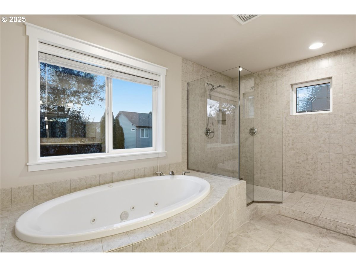 305 Northwest 152nd Street Vancouver, WA 98685 - Photo 31 of 47 Jacuzzi