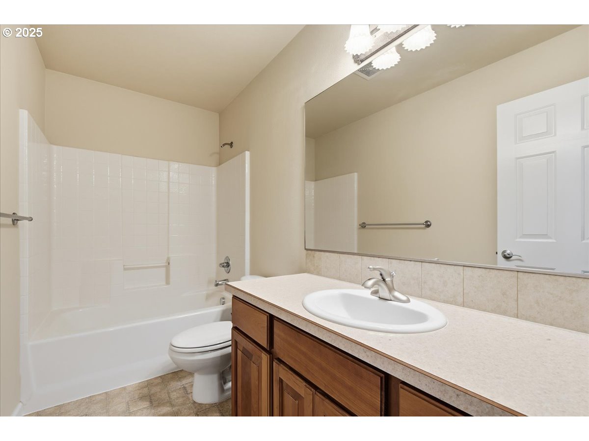 305 Northwest 152nd Street Vancouver, WA 98685 - Photo 37 of 47 Bathroom