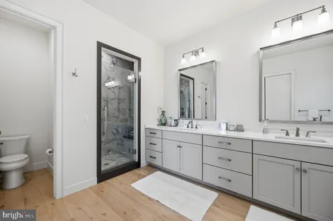 a bathroom with a bathtub and a tub