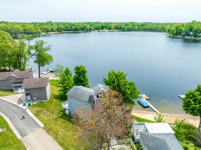 $590,000 | 15657 Lakeview Drive, Buchanan, MI 49107