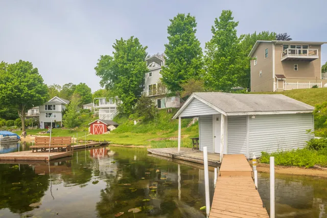 $590,000 | 15657 Lakeview Drive, Buchanan, MI 49107