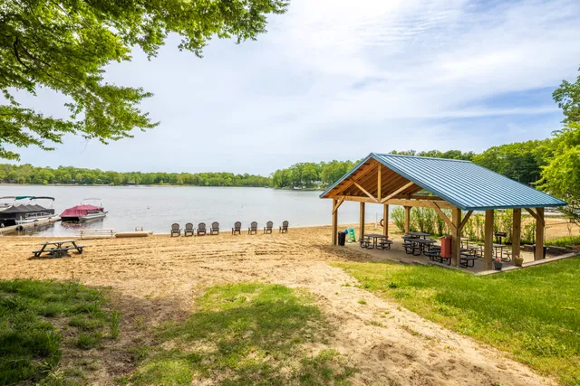 $590,000 | 15657 Lakeview Drive, Buchanan, MI 49107