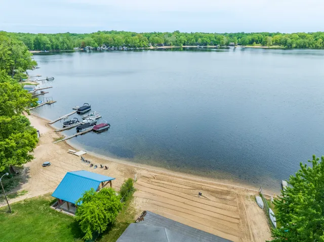 $590,000 | 15657 Lakeview Drive, Buchanan, MI 49107