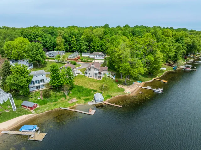 $590,000 | 15657 Lakeview Drive, Buchanan, MI 49107