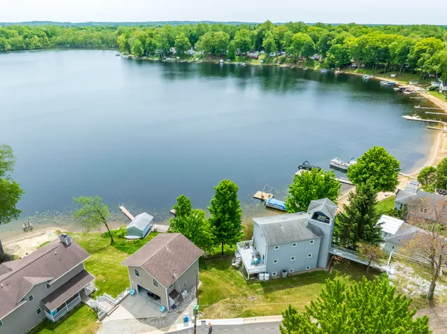 $590,000 | 15657 Lakeview Drive, Buchanan, MI 49107