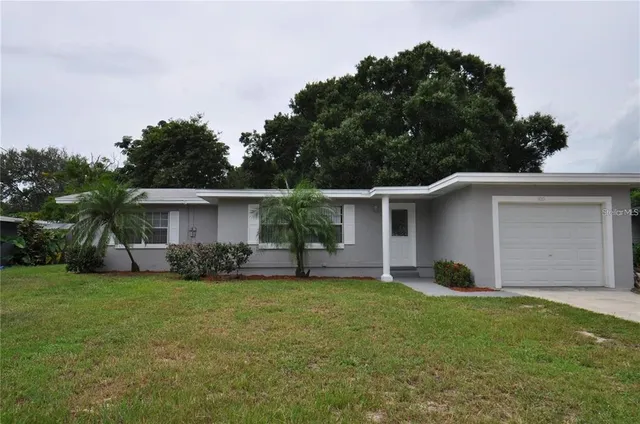 a view of a yard with a house