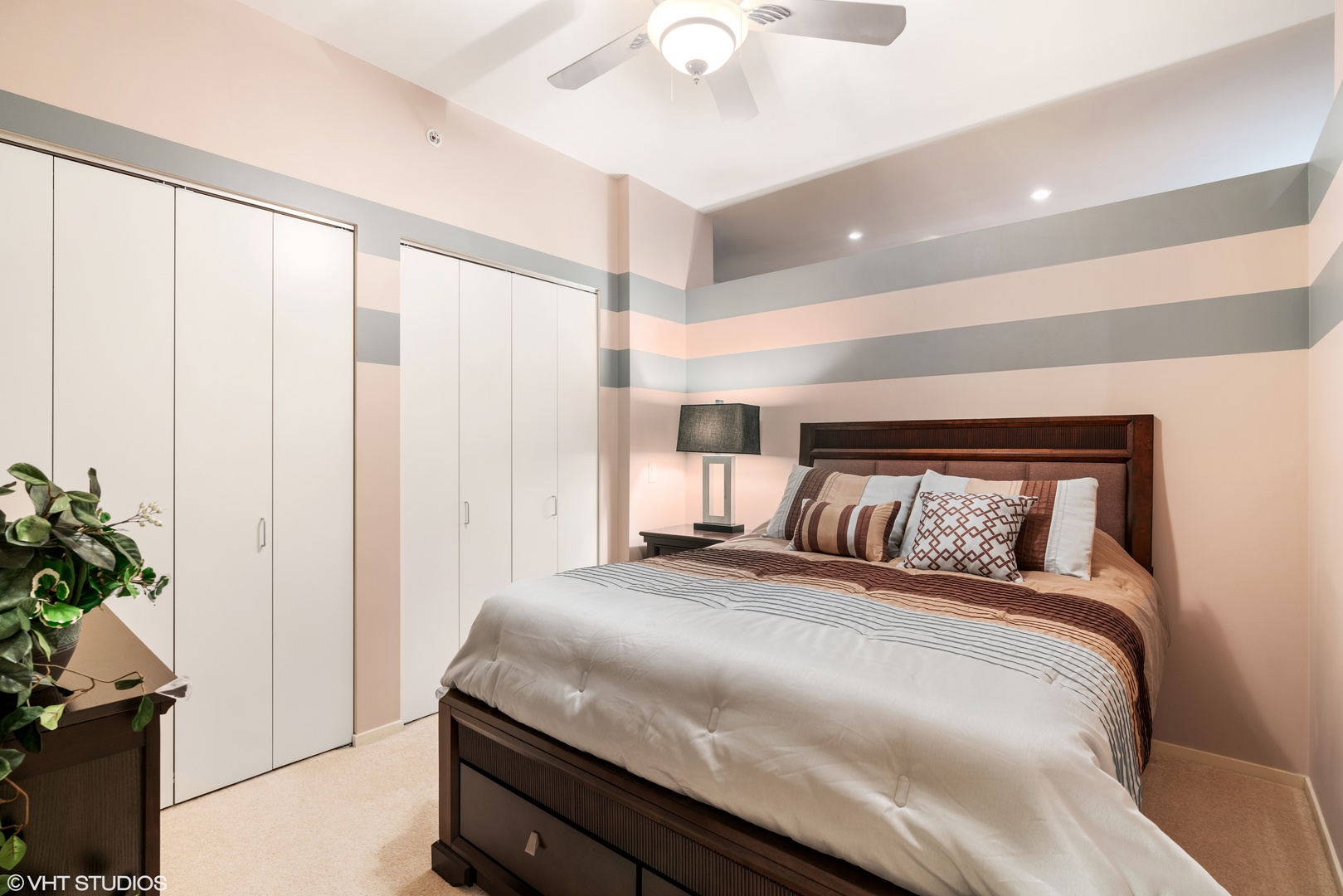 310 South Michigan Avenue, Unit 1010 Chicago, IL 60604 - Photo 10 of 15 a bedroom with a large bed and a potted plant