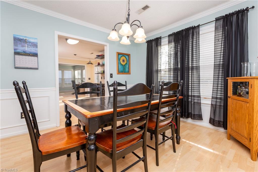 3254 Timberwolf Avenue High Point, NC 27265 - Photo 11 of 29 Dining room