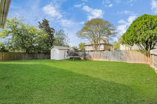 a view of a backyard