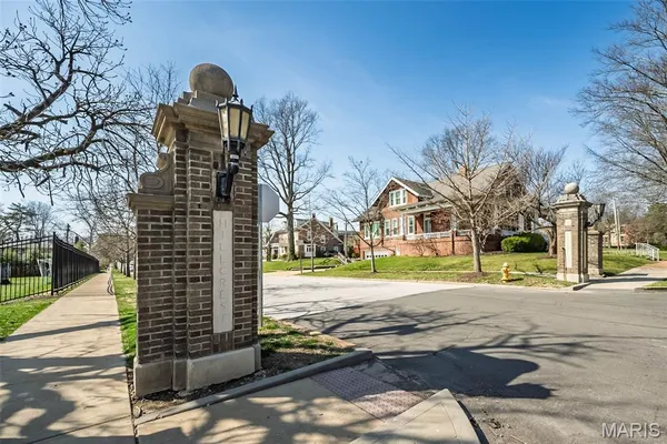 $1,480,000 | 77 Aberdeen Place, Clayton, MO 63105