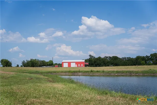a view of a house with backyard